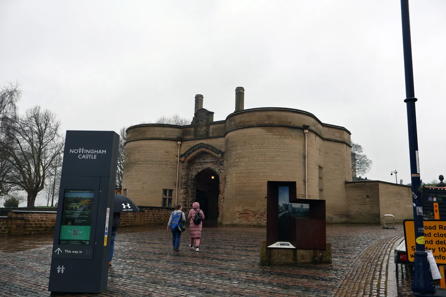 The first 4km saw the team running up hill through the city centre and past the Nottingham Trent university and round Church Rock cemetery. From here the team would then run slightly downhill through the city centre past the Nottingham Arena, with the castle now in sight the team would have to now navigate the 105m elevation change from the 8K to 9K round the Park estate. The last 1k was all down hill into the Castle grounds. This being the first ever modern-day sporting event to be held in the castle ground made this a momentous occasion for the team.
